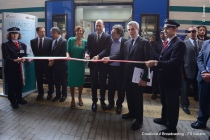 Nicola Zingaretti (al centro) e Mauro Moretti (primo a destra) al taglio del nastro del nuovo treno Vivalto